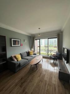 都柏林的住宿－Stylish Flat With River View，客厅配有沙发和桌子