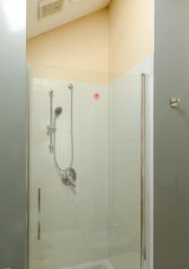 een badkamer met een douche en een glazen deur bij Maison One nel centro di Milano in Milaan