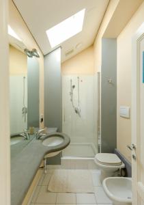 een badkamer met een wastafel, een douche en een toilet bij Maison One nel centro di Milano in Milaan