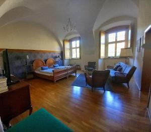 sala de estar amplia con sofá y sillas en Klostermühle, en Lichtenfels