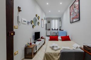 uma sala de estar com um sofá e uma televisão em Dama Rossa Foligno Central Aparment em Foligno