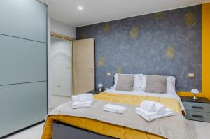 a bedroom with a large bed with towels on it at Dama Rossa Foligno Central Aparment in Foligno