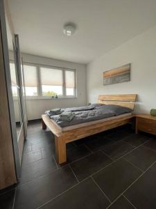 - une chambre avec un lit et 2 fenêtres dans l'établissement Gästewohnung KL. WZL 38_7, 