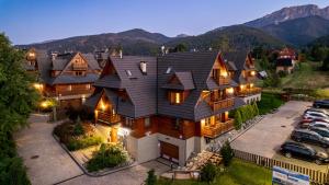 z góry widok na duży dom z parkingiem w obiekcie Apartamenty Sun & Snow Resorts Lipki Park z sauną w Zakopanem