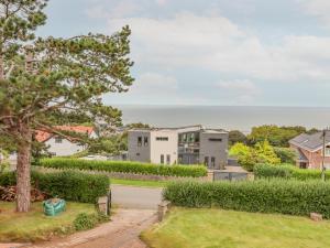 uitzicht op het huis vanuit de tuin bij Pine Lodge in Colwyn Bay