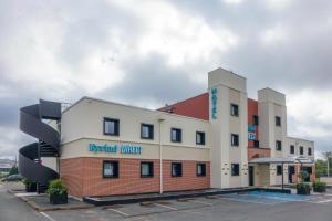 hotel z znakiem na boku budynku w obiekcie KYRIAD DIRECT ORLEANS NORD - Cap Saran w mieście Saran