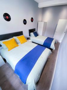 ロンドンにあるMODERN 1 BEDROOM FLAT IN WOOD GREENのベッドルーム1室(隣り合わせのベッド2台付)