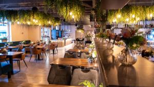 um restaurante com mesas e cadeiras e um bar em Hotel Hoevevoorde em Rijswijk