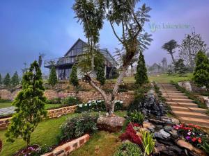 une maison avec un jardin en face dans l'établissement Mya Lakeview Villa Biệt Thự, à Bảo Lộc