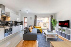 un soggiorno con divano e tavolo di The Waterloo Apartment - Large Private Patio & Air Conditioning a Londra