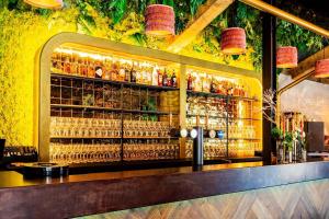 een bar gevuld met veel flessen alcohol bij Brabantse Hoeve in Volkel