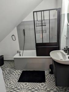 Ванна кімната в Charmante maisonnette centre nemours