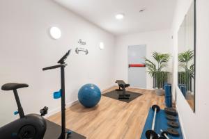 einen Fitnessraum mit Fitnessbällchen und Trainingsgeräten in der Unterkunft Alda Santa Trega in A Guarda