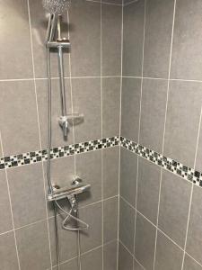 a shower in a bathroom with a tile shower at Uusi asunto, upea sijainti in Turku