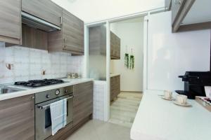 uma cozinha com armários de madeira e um forno com placa de fogão em Elide - Love Locks in Ponte Milvio em Roma