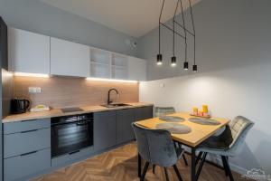 Nhà bếp/bếp nhỏ tại Horyzont Apartamenty- Studio- SAUNA&FITNESS -BAŁTYCKA 2- ŚNIADANIA