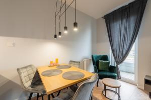a dining room with a table and chairs at Horyzont Apartamenty- Studio- SAUNA&FITNESS -BAŁTYCKA 2- ŚNIADANIA in Kołobrzeg