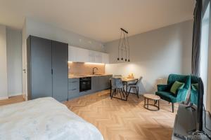 Nhà bếp/bếp nhỏ tại Horyzont Apartamenty- Studio- SAUNA&FITNESS -BAŁTYCKA 2- ŚNIADANIA +77 ảnh