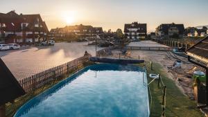 Bazén v ubytovaní Resorts G Białka Tatrzańska z sauną, Sun & Snow alebo v jeho blízkosti