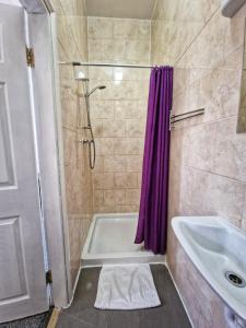 een badkamer met een douche, een bad en een wastafel bij Portsmouth Budget Hotels - All rooms are EN-SUITE in Portsmouth