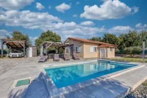 eine Villa mit einem Pool und einem Haus in der Unterkunft Villa San Paolo in Rovinj