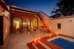 Bazén v ubytování Amritara Chandra Mahal Haveli, Bharatpur nebo v jeho okolí