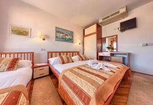 Postel nebo postele na pokoji v ubytování Hotel Trogirski Dvori