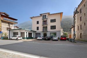 un grupo de coches estacionados frente a un edificio en Panorama Gaudì, en Grosio