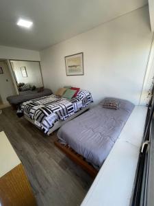 1 dormitorio con 2 camas en una habitación en Misteriosa Buenos Aires en Buenos Aires
