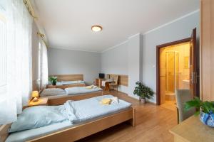 Ένα ή περισσότερα κρεβάτια σε δωμάτιο στο Tawerna "Cicha Przystań"