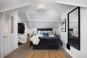 um quarto com uma cama e um espelho grande em Bijoux Central Plymouth 1 Bedroom Apartment - Sleeps 5 - Habita Property em Plymouth