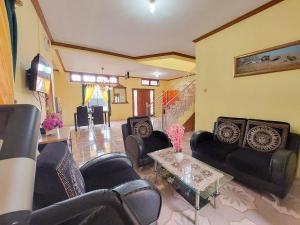 Lobbyn eller receptionsområdet på Villa Samsu by Puncak Holiday