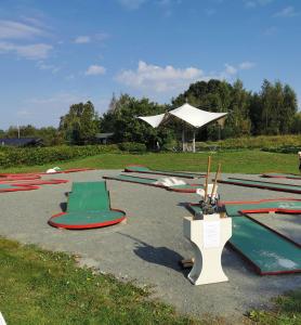 un grupo de trampolines están alineados en un parque en Håstrups Natur Perle en Fåborg
