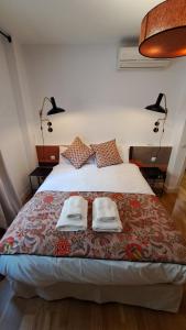 1 dormitorio con 1 cama con 2 toallas en DreamsApt San Eloy, en Sevilla