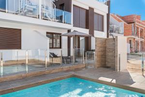 une image d'une maison avec une piscine dans l'établissement Luxury Salinas Apartment Flamingo, à San Pedro del Pinatar