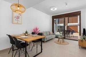 - une salle à manger et un salon avec une table et des chaises dans l'établissement Luxury Salinas Apartment Flamingo, à San Pedro del Pinatar