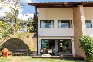 a villa with a view of the garden at Triplex em condomínio de Guaramiranga por Tactu in Guaramiranga