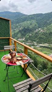 - un balcon avec une table et une théière dans l'établissement Pavri suit bungalov, à Ardeşen