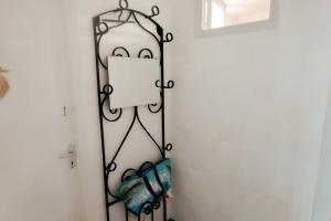 einen Spiegel im Flur mit Tür in der Unterkunft Maison d'hôtes Decastela in Thiviers