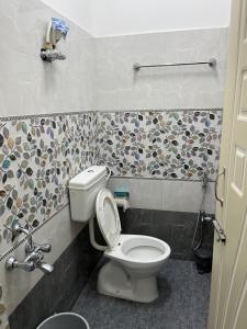 La salle de bains est pourvue de toilettes et d'un lavabo. dans l'établissement Tree shadow Guest house nearby Beach, à Mahabalipuram