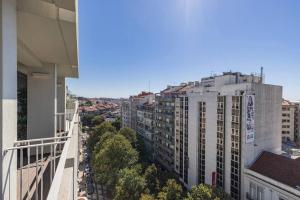 Aussicht vom Balkon eines Gebäudes in der Unterkunft Oasis 28 III by Innkeeper in Lissabon