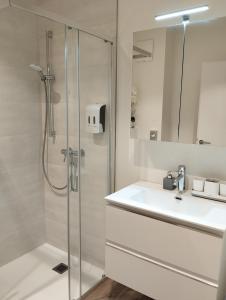 een badkamer met een douche en een wastafel bij Stunning Wörthersee Holiday Home in Sekull