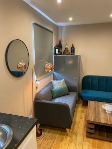 a living room with a couch and a sink at A Lovely 1 Bedroom Flat / Modern-Cosy in London