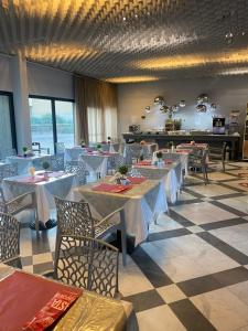 un restaurante con mesas y sillas en una habitación en Hotel Forum, en Sant'Ilario d'Enza