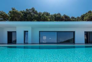 Villa Anthelia في Pentátion: منزل حديث مع حمام سباحة