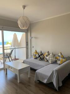 sala de estar con sofá y mesa en Modern and stylish 1 bedroom apartment in King's Palace en Paphos