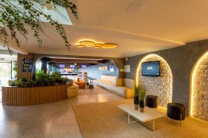 a lobby with a couch and a table and a tv at Itá Thermas Resort e Spa in Itá