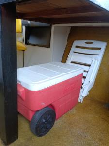 una cama roja y blanca en un camión de juguete en Backpack Cabin A 49149 en Oranjestad