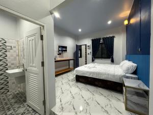 1 dormitorio con 1 cama extragrande y baño en Art Nara Hotel, en Narathiwat