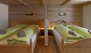 Postel nebo postele na pokoji v ubytování Bärghuis Jochpass - Alpine Hideaway - 2222müM